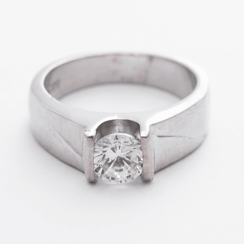 Single centred solitaire