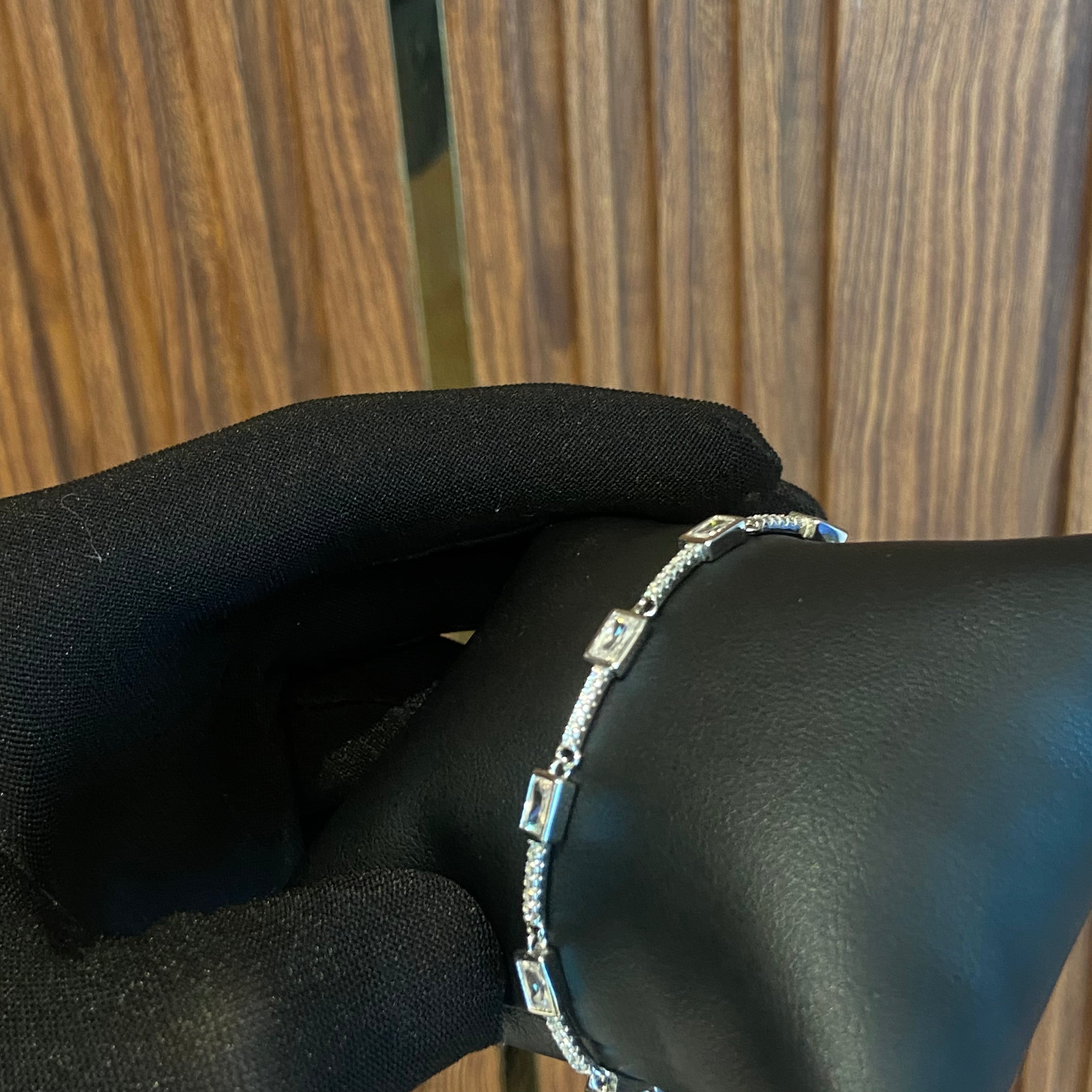 Solitaire round-line bracelet